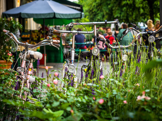 Fahrräder vor einem Biergarten mit Blumenkübeln bei einer Biergarten-Radtour rund um Ravensburg