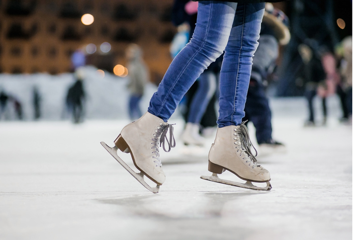 Frau beim Eislaufen in der CHG Arena